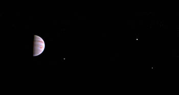 Станция Juno начала передавать снимки Юпитера